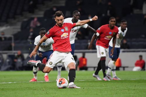 Fernandes penalty earns Man Utd point at Spurs