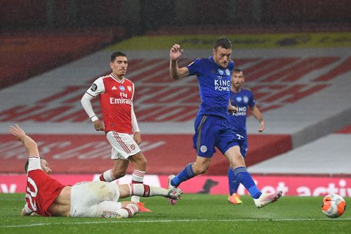 10-man Arsenal blunted by late Vardy equaliser