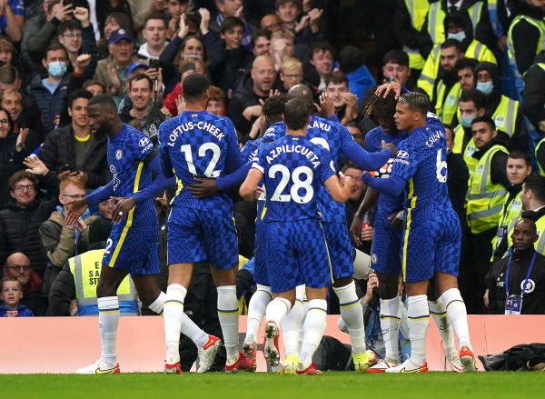 Chelsea leave it late but take over at the top of the table