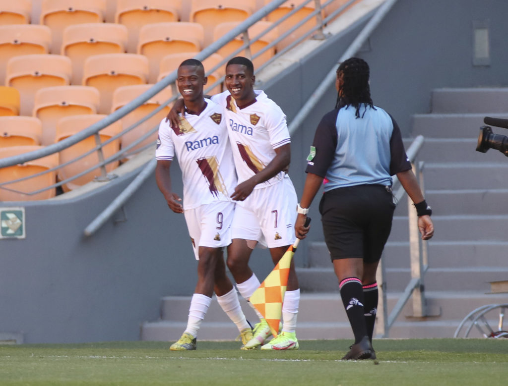 Stellies edge Chiefs to remain unbeaten