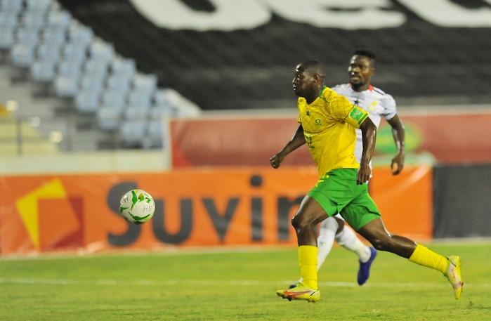 Bongokuhle Hlongwane of South Africa on the attack during the Qatar 2022 FIFA World Cup qualifier between Ghana and South Africa