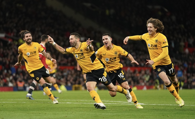 Wolves beat Man United