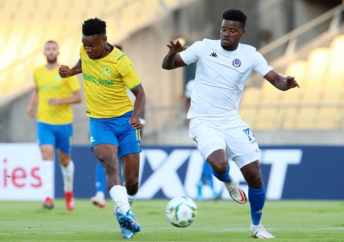 Themba Zwane of Mamelodi Sundowns challenged by Mohamed Ouattara of Al Hilal