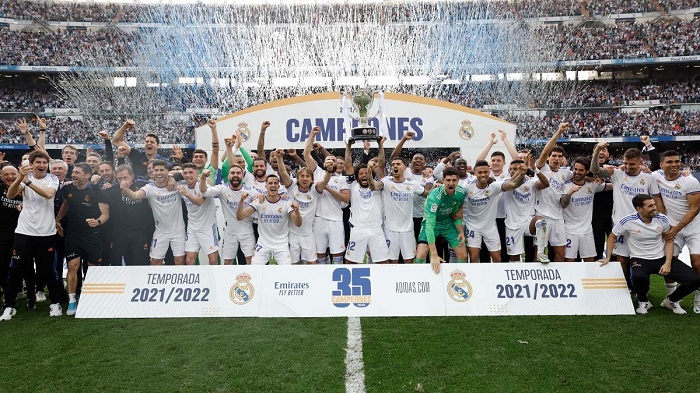 Real Madrid celebrate their 35th La Lgia title