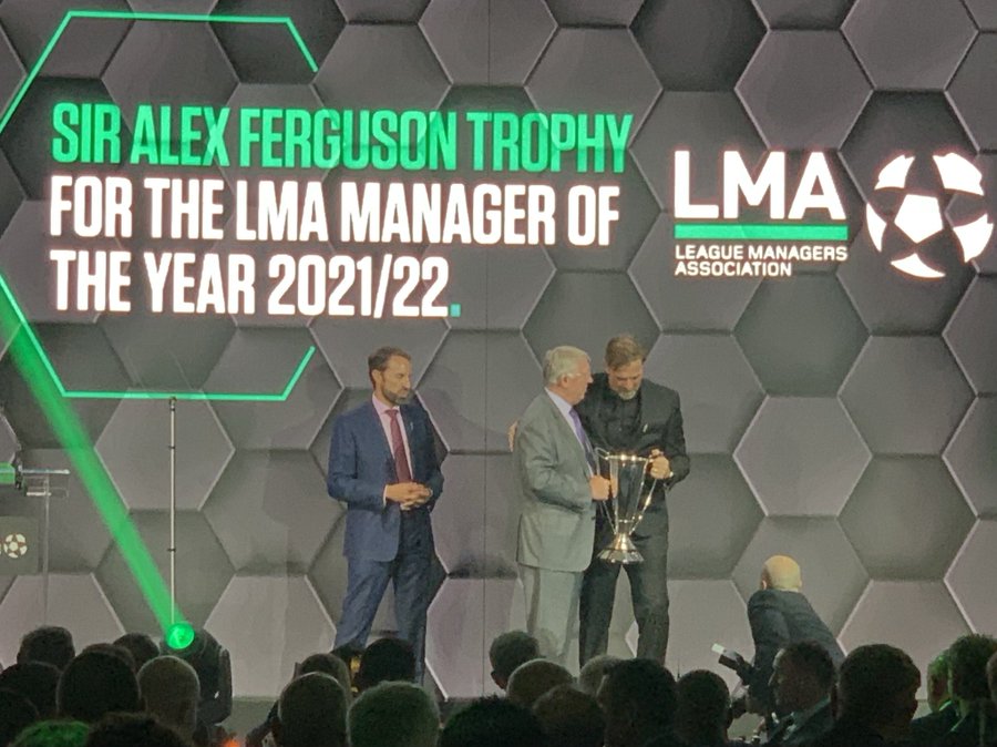 Source: Simon Preach Twitter Sir Alex Ferguson hand Jurgen Klopp Manager of the Year award