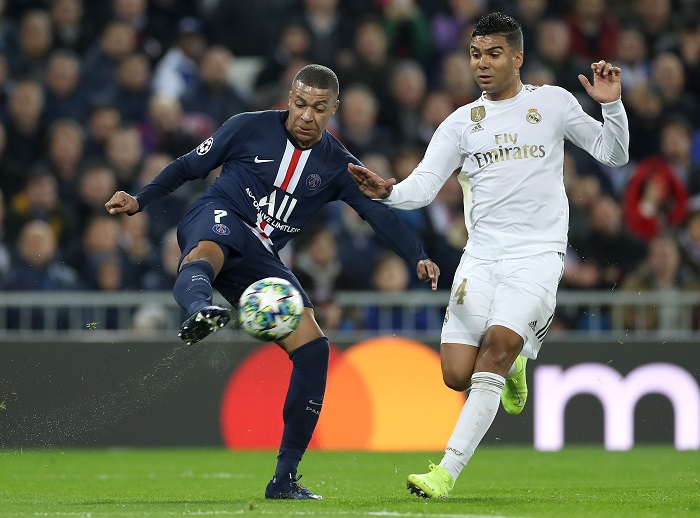 MADRID, SPAIN - NOVEMBER 26: Kylian Mbappe of Paris Saint-Germain is put under pressure by Casemiro of Real Madrid during the UEFA Champions League group A match between Real Madrid and Paris Saint-Germain at Bernabeu on November 26, 2019 in Madrid, Spain. (Photo by Angel Martinez/Getty Images)