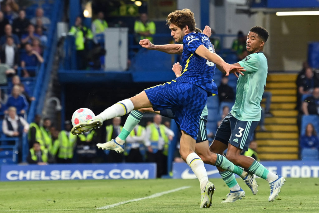 Chelsea close on third place with Leicester draw