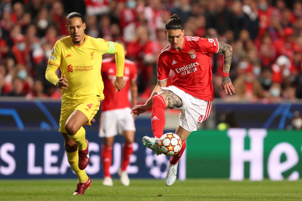 LISBON, PORTUGAL - APRIL 05: Darwin Nunez of S.L. Benfica controls the ball ahead of Virgil van Dijk of Liverpool during the UEFA Champions League Quarter Final Leg One match between SL Benfica and Liverpool FC at Estadio da Luz on April 05, 2022 in Lisbon, Portugal. (Photo by Julian Finney/Getty Images)