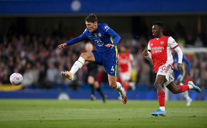 Andreas Christensen of Chelsea is challenged by Eddie Nketiah of Arsenal during the Premier League match between Chelsea and Arsenal at Stamford Bridge on April 20, 2022 in London, England. (Photo by Mike Hewitt/Getty Images)