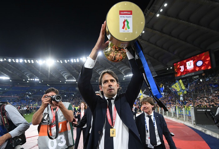 ROME, ITALY - MAY 11: Simone Inzaghi, Head Coach of FC Internazionale celebrates with the Coppa Italia Trophy after victory in the Coppa Italia Final match between Juventus and FC Internazionale at Stadio Olimpico on May 11, 2022 in Rome, Italy. (Photo by Francesco Pecoraro/Getty Images)