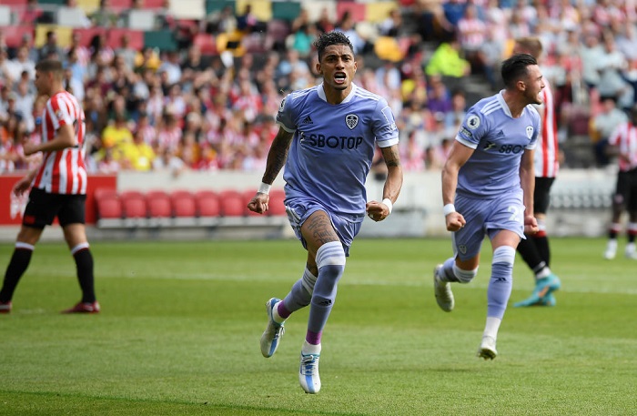 BRENTFORD, ENGLAND - MAY 22: Raphinha of Leeds United celebrates scoring their sides first goal from the penalty spot during the Premier League match between Brentford and Leeds United at Brentford Community Stadium on May 22, 2022 in Brentford, England. (Photo by Alex Davidson/Getty Images)