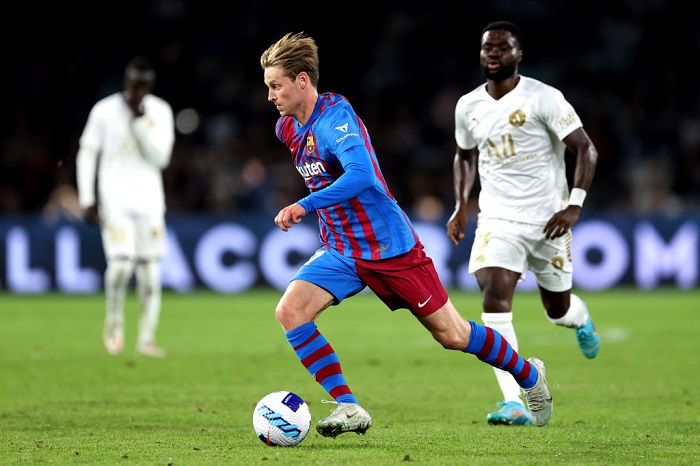 SYDNEY, AUSTRALIA - MAY 25: Frenkie de Jong of FC Barcelona controls the ball during the match between FC Barcelona and the A-League All Stars at Accor Stadium on May 25, 2022 in Sydney, Australia. (Photo by Brendon Thorne/Getty Images)