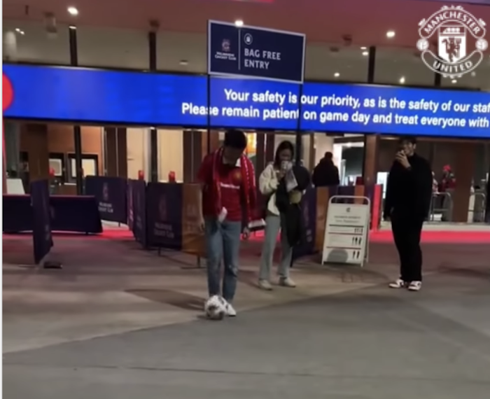 Man Utd test fans' passing skillls in Melbourne