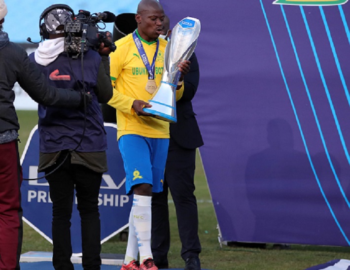 Hlompho Kekana of Mamelodi Sundowns receive a trophy from DSTV representative during the DStv Premiership 2020/21 match between Mamelodi Sundowns and Cape Town City at Loftu Versfeld Stadium, Pretoria, on 05 June 2021 ©Samuel Shivambu/BackpagePix