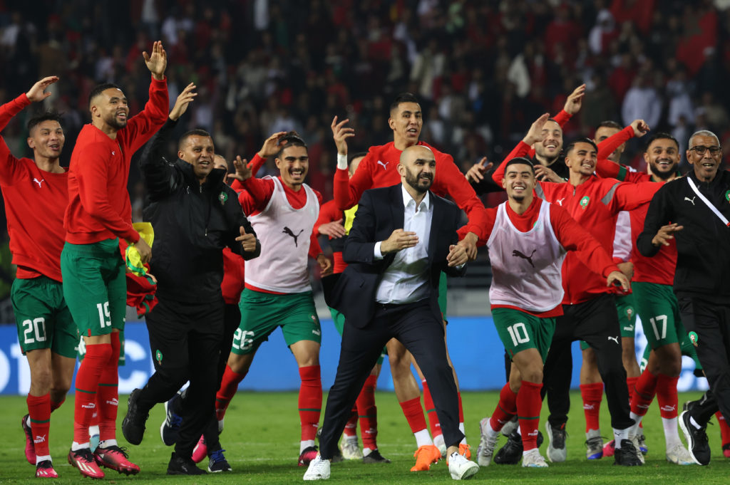 Morocco's coach Walid Regragui (C) and his players greet the fans after the friendly football match between Morocco and Brazil at the Ibn Batouta Stadium in Tangier on March 26, 2023. (Photo by Fadel Senna / AFP)