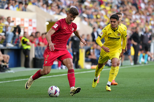 VILLARREAL, SPAIN - MAY 11: Kike Salas of Sevilla FC runs with the ball whilst under pressure from Ilias Akhomach of Villarreal CF during the LaLiga EA Sports match between Villarreal CF and Sevilla FC at Estadio de la Ceramica on May 11, 2024 in Villarreal, Spain. (Photo by Alex Caparros/Getty Images)